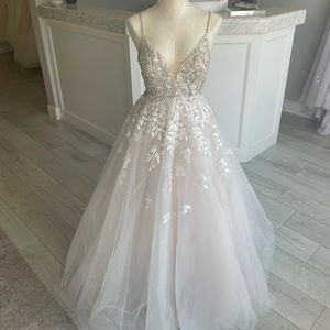 Wedding gown! Size 8 lilac/lavender color A-line, a layer of sparkle tulle! 😍